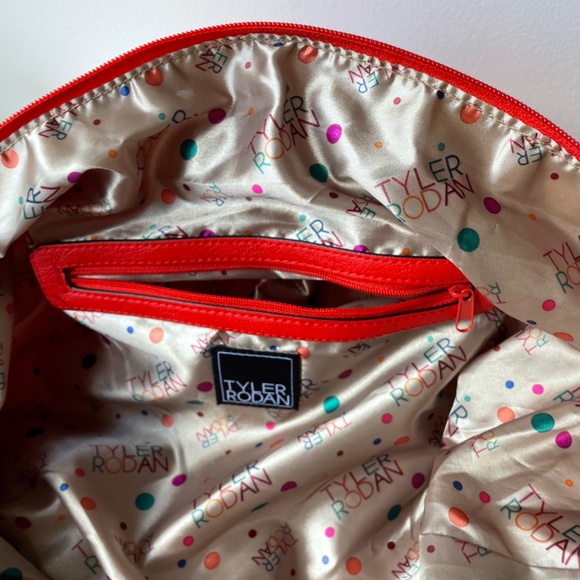 Red weekend / sports bag in a very soft and durable material - Picture 4 of 8